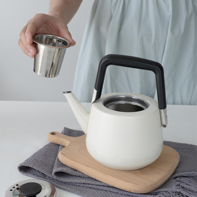 Factory wholesale black and white heat-resistant tea kettle with infuser insulated handle induction gas kettle