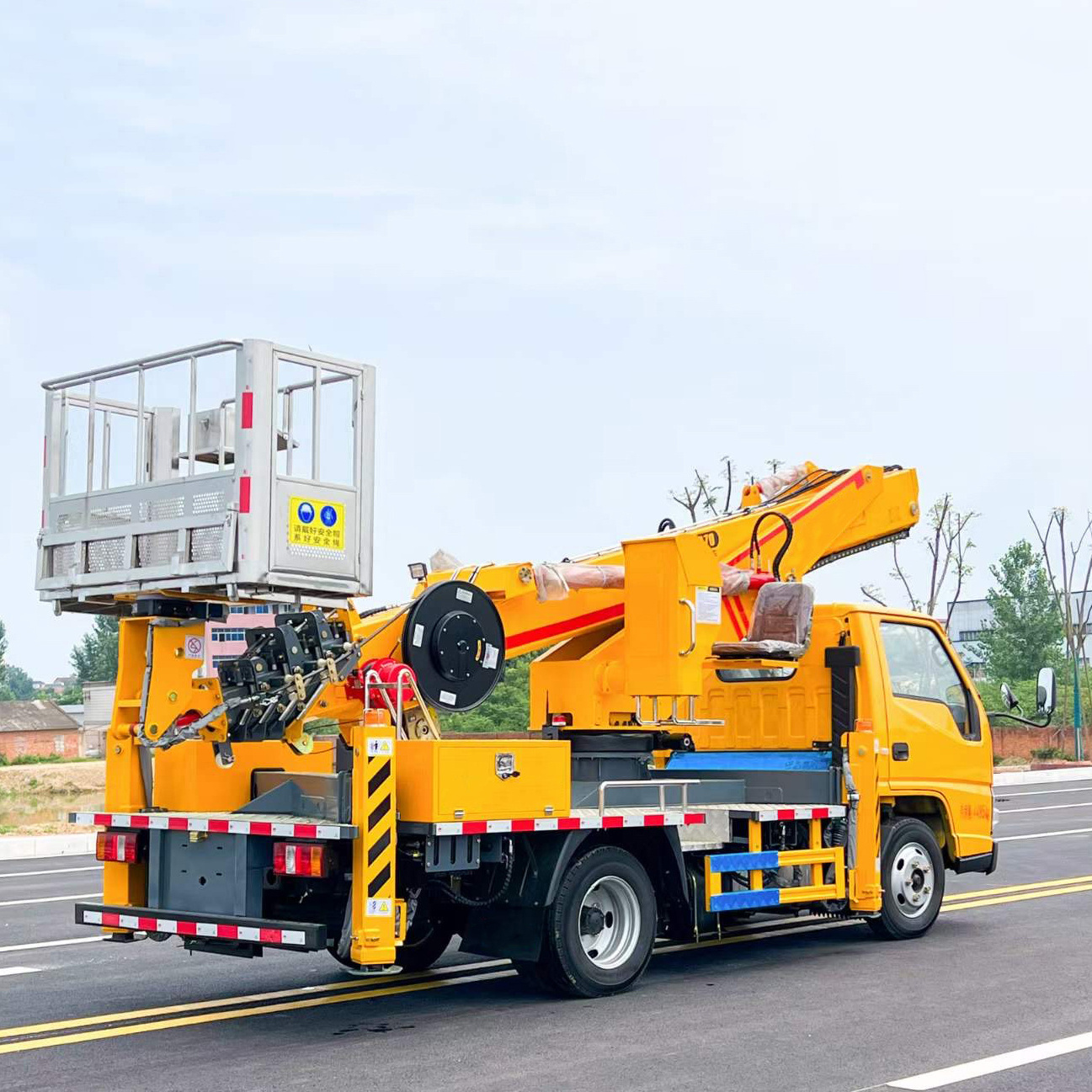 China high altitude operation trucks factory ZORY truck with basket 27 m 28 m 30m man lift truck