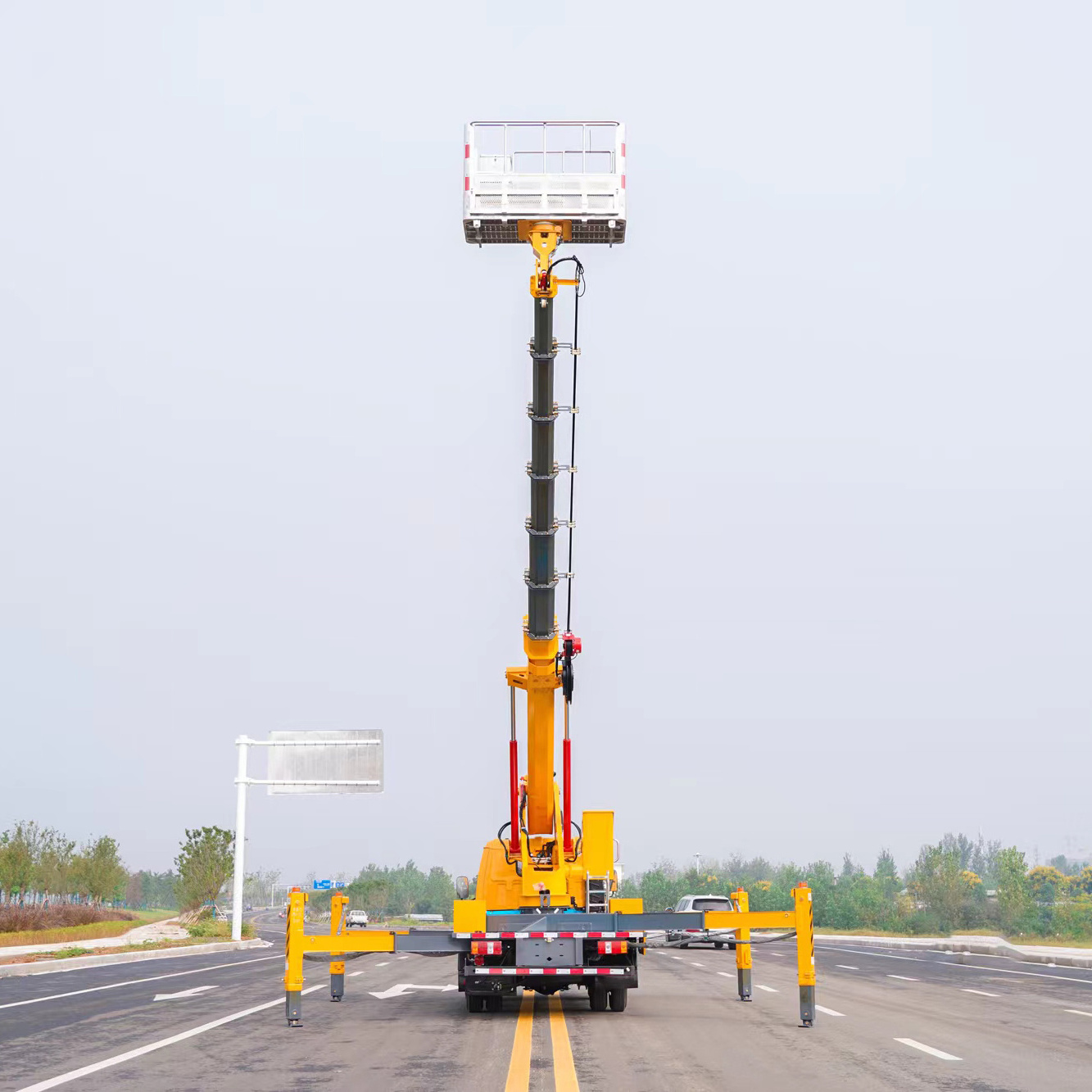 High-altitude Truck Product 7 Section Telescopic Arm 28M Aerial Lift Bucket Truck In Kuwait