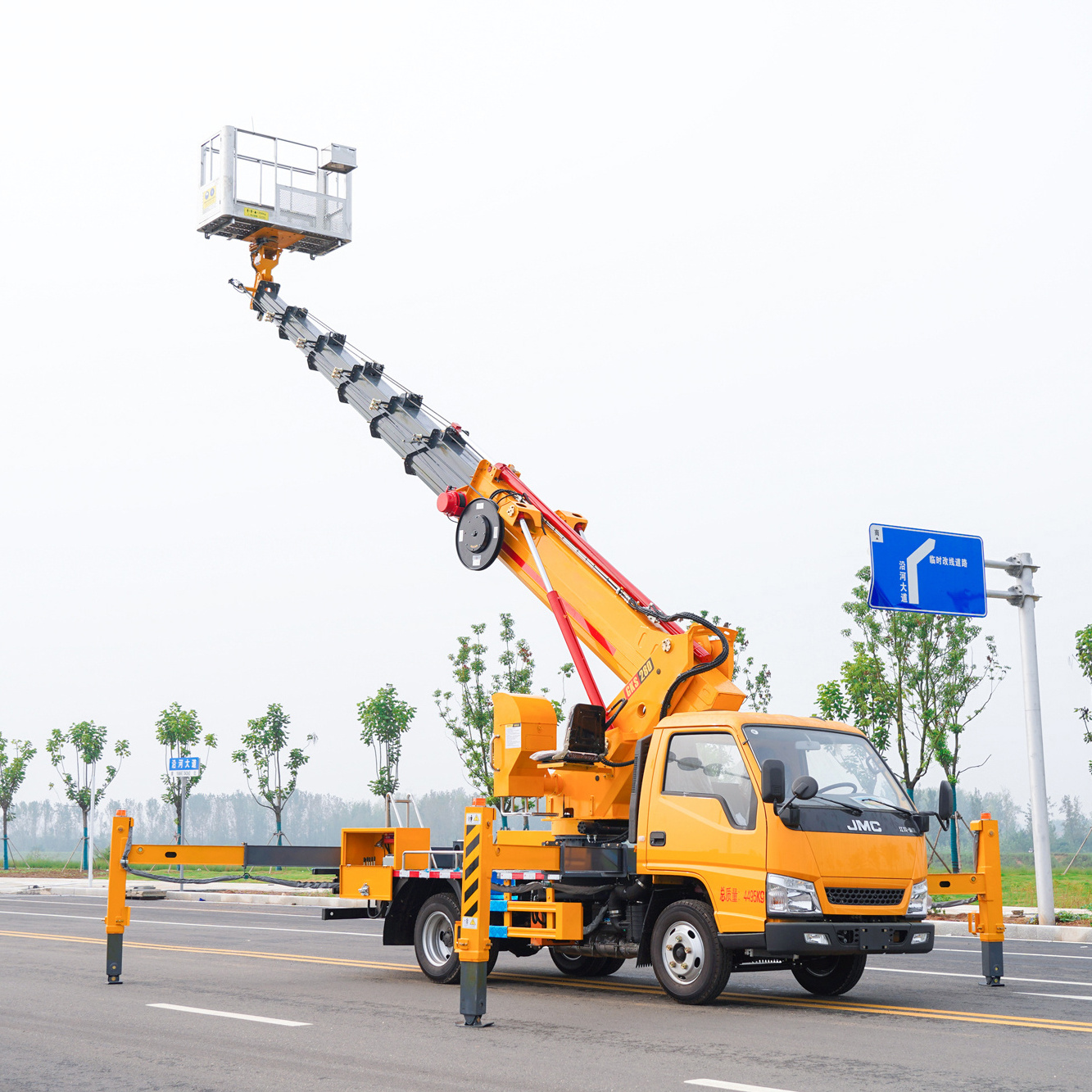 High-altitude Truck Product 7 Section Telescopic Arm 28M Aerial Lift Bucket Truck In Kuwait