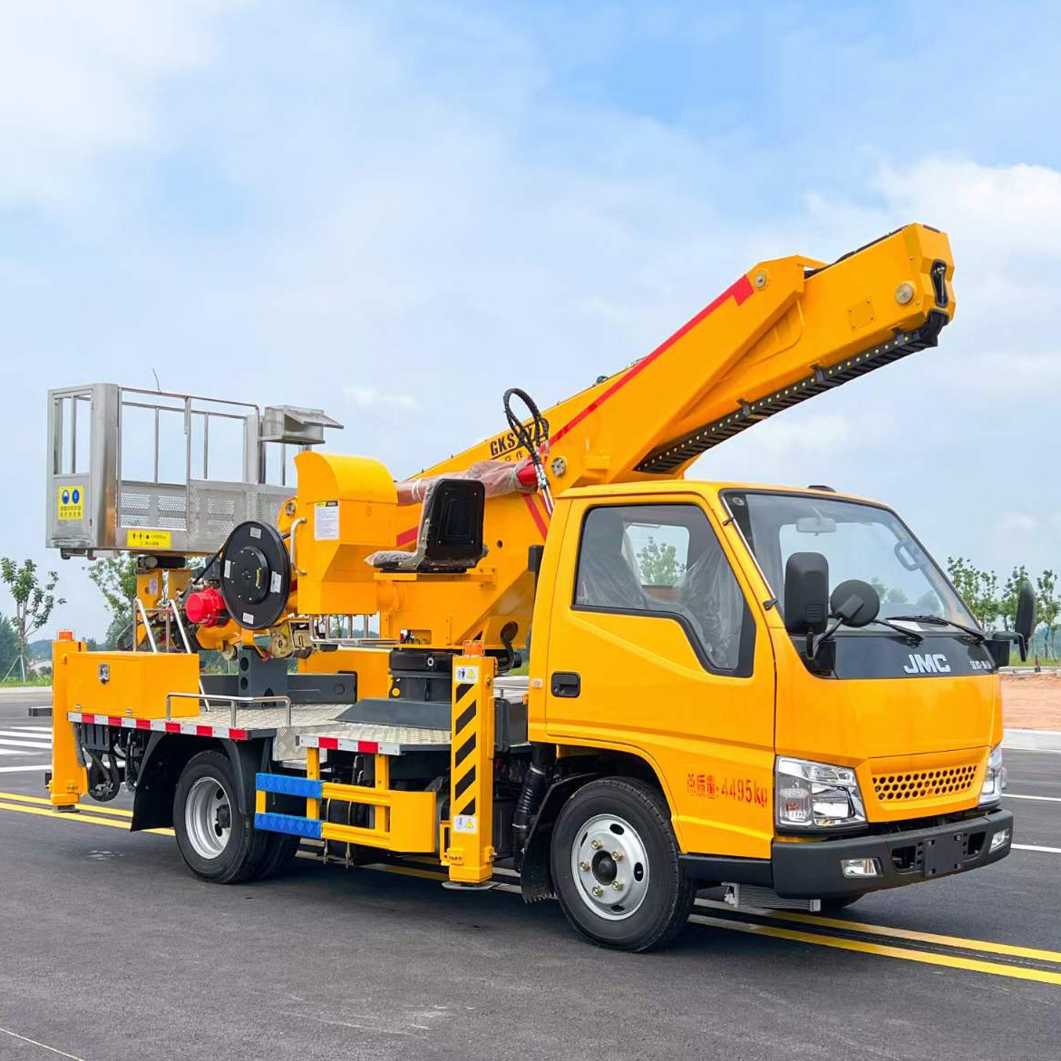 China high altitude operation trucks factory ZORY truck with basket 27 m 28 m 30m man lift truck