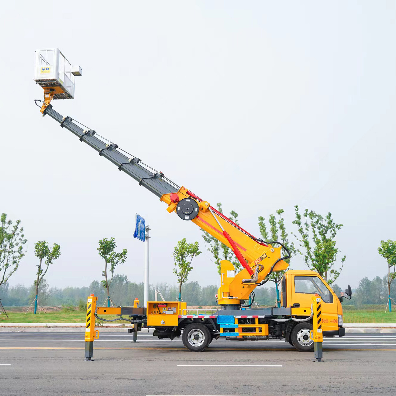 High-altitude Truck Product 7 Section Telescopic Arm 28M Aerial Lift Bucket Truck In Kuwait