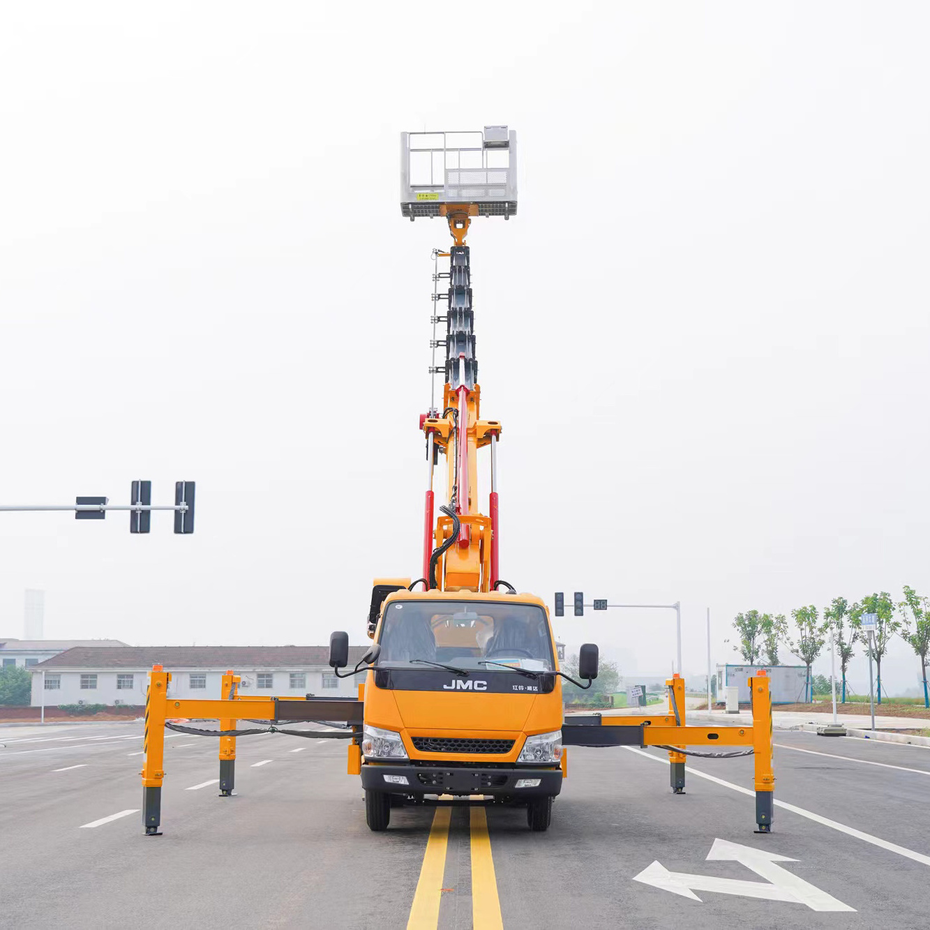 High-altitude Truck Product 7 Section Telescopic Arm 28M Aerial Lift Bucket Truck In Kuwait