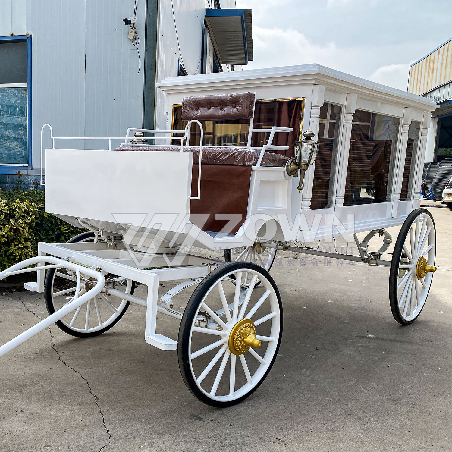 The latest white horse-drawn hearse and carriage, retro white theme horse-drawn hearse, antique white funeral carriage