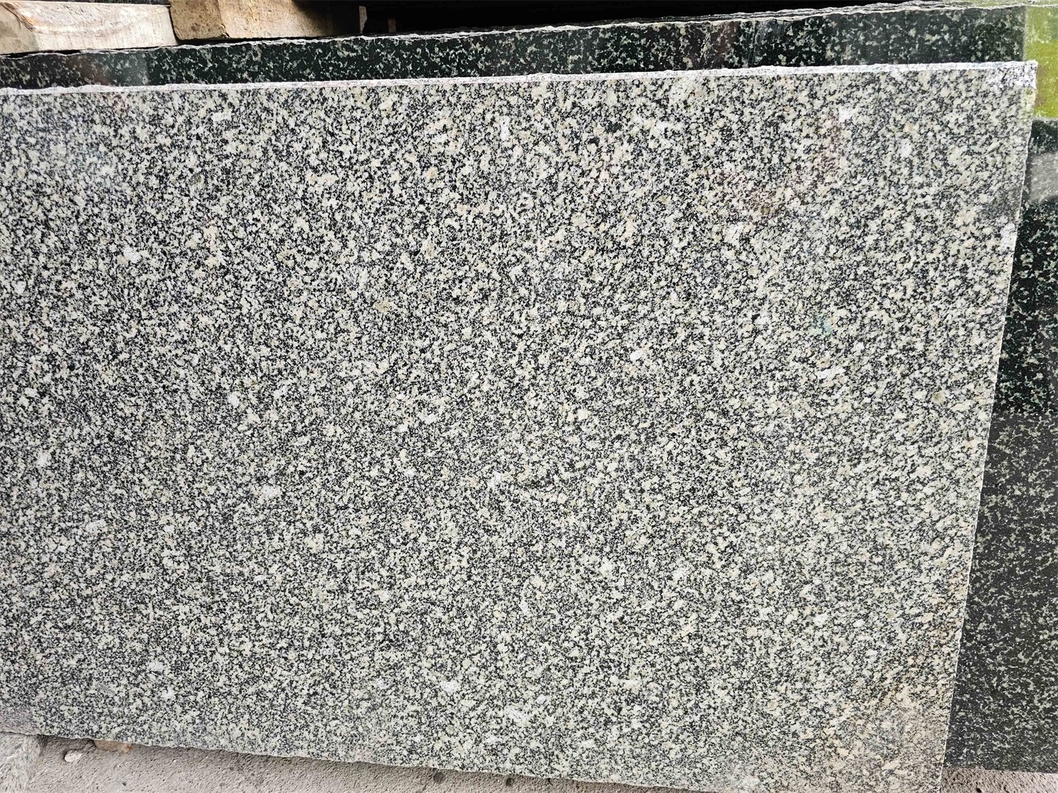 BOTON STONE Chinese Wholesale Price Bar Top Granite Flooring Tiles Polished Green Slabs Granite Stone