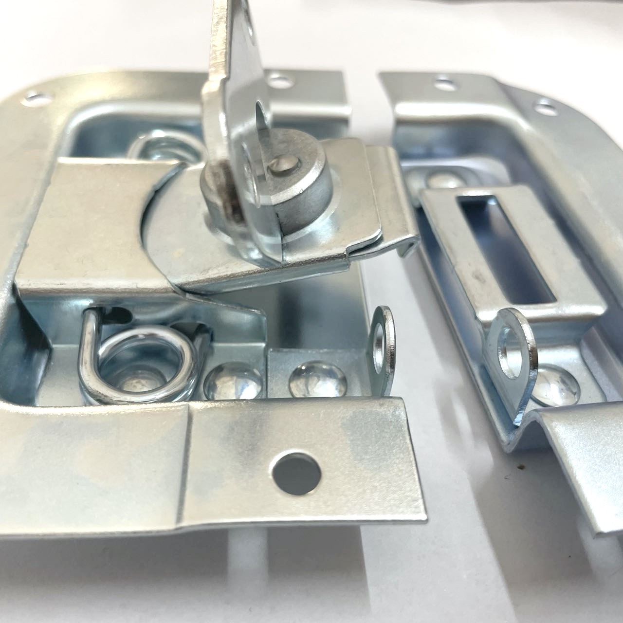 Flight case hardware ;Butterfly recessed Latch with offset