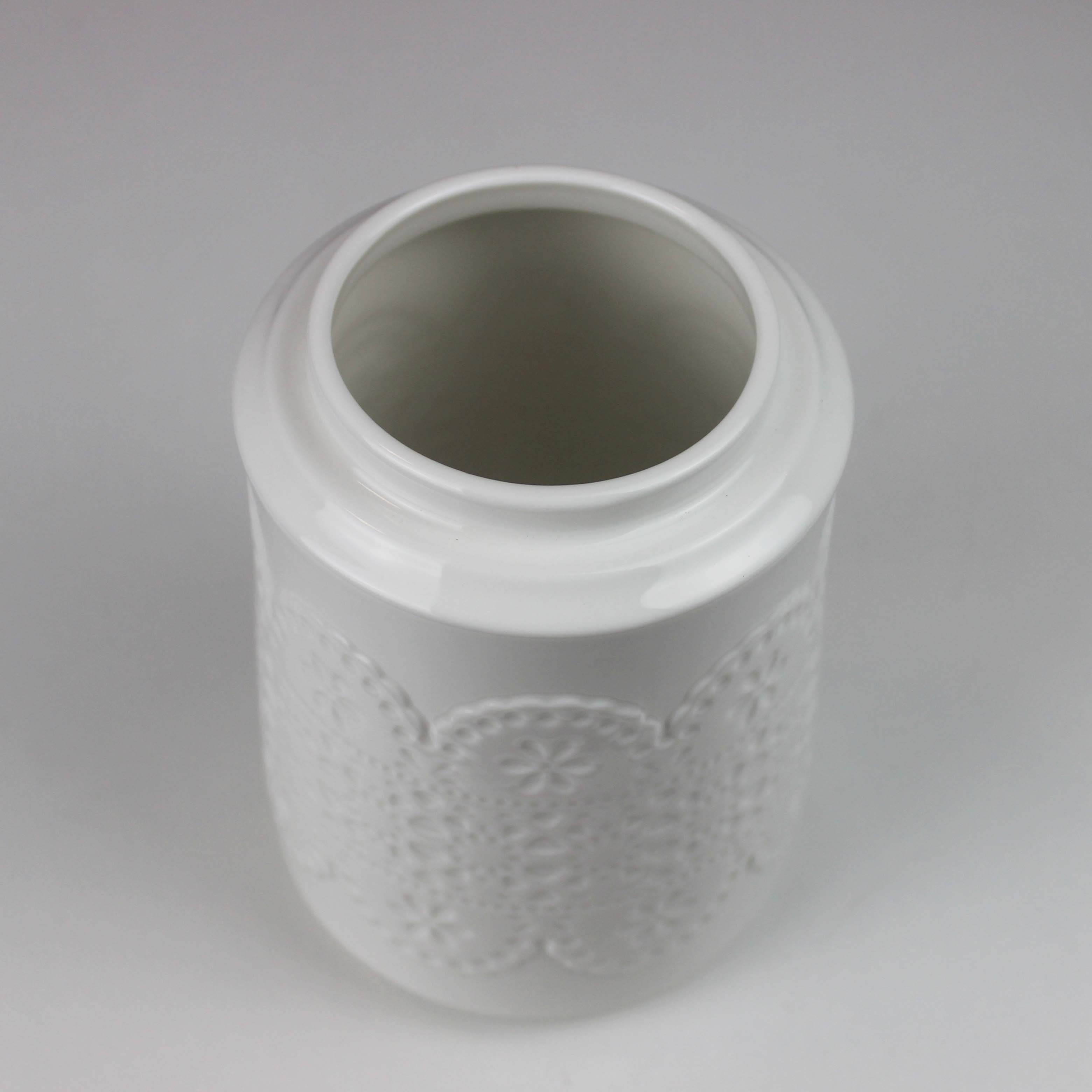 Home Goods White Embossed Floral Pattern Ceramic Cookie Container Bamboo Lid Sealed Cookie Jar