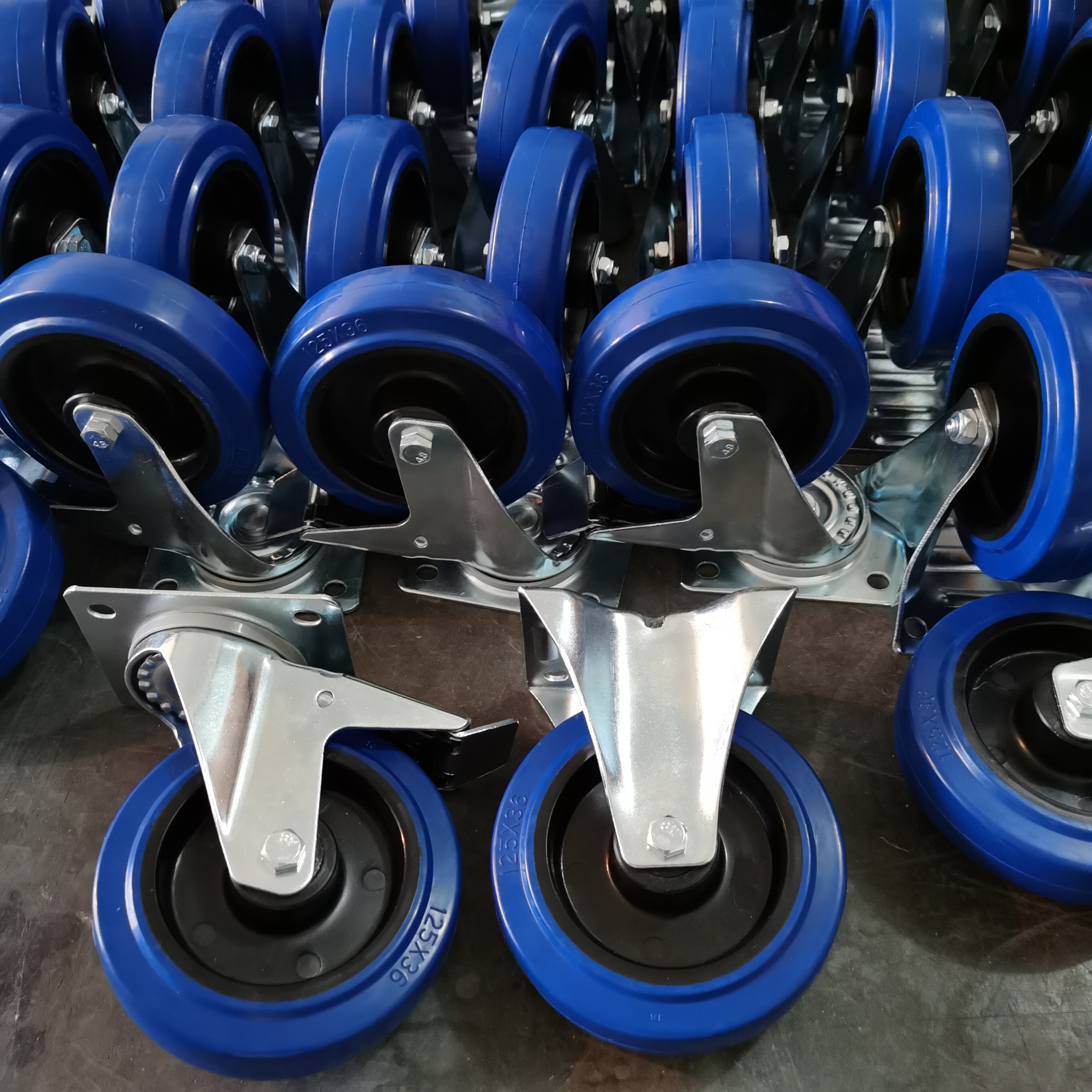 European Medium Duty Plate Roller Bearing Caster Black Nylon Core with Blue Elastic Rubber Wheel Load 100/150kg/200/400kg