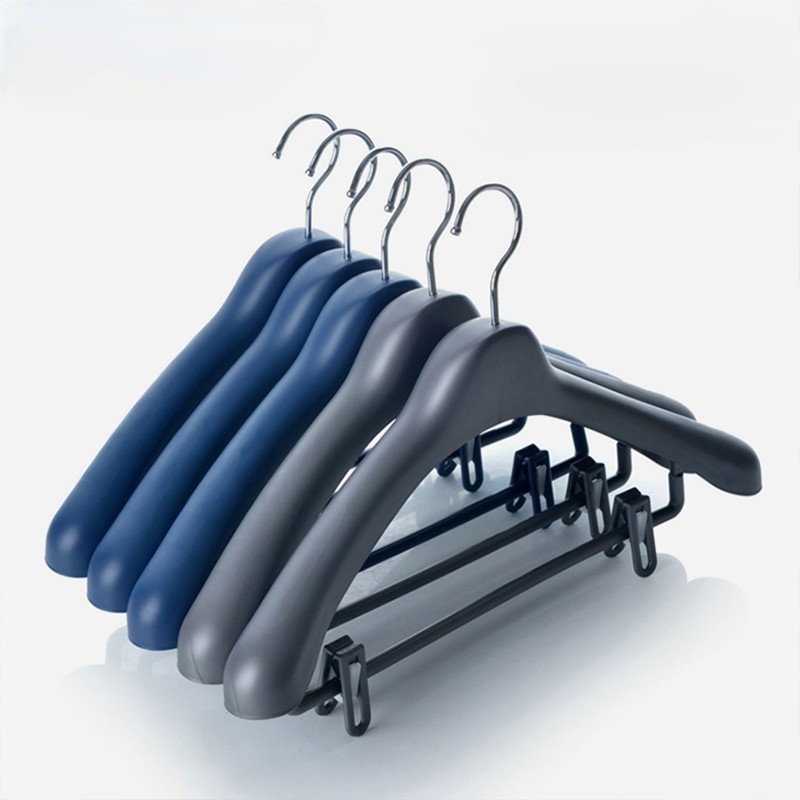 Customize non-slip no shoulder bumps suit dress hangers flexible hook plastic clothes coat hangers with pant bar for wardrobe