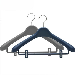 Customize non-slip no shoulder bumps suit dress hangers flexible hook plastic clothes coat hangers with pant bar for wardrobe