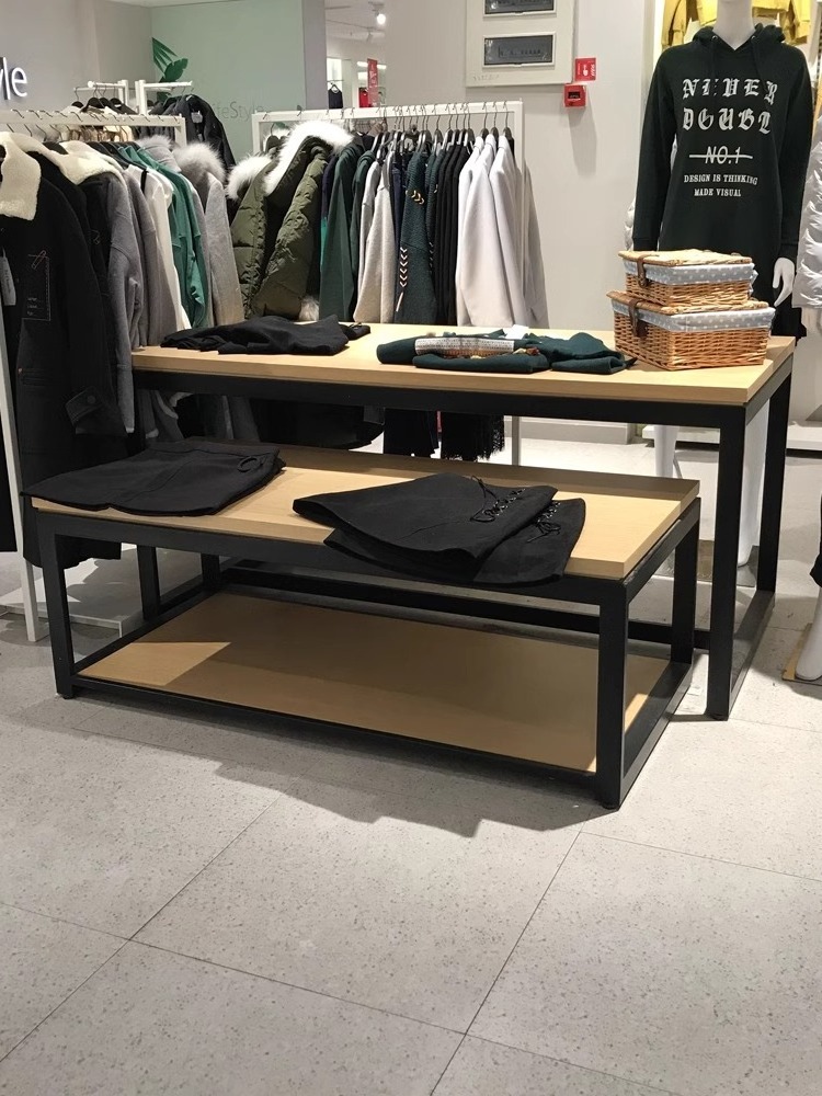 Men's clothing shop display racks in the middle of placing the flow table display table high and low shelves display table