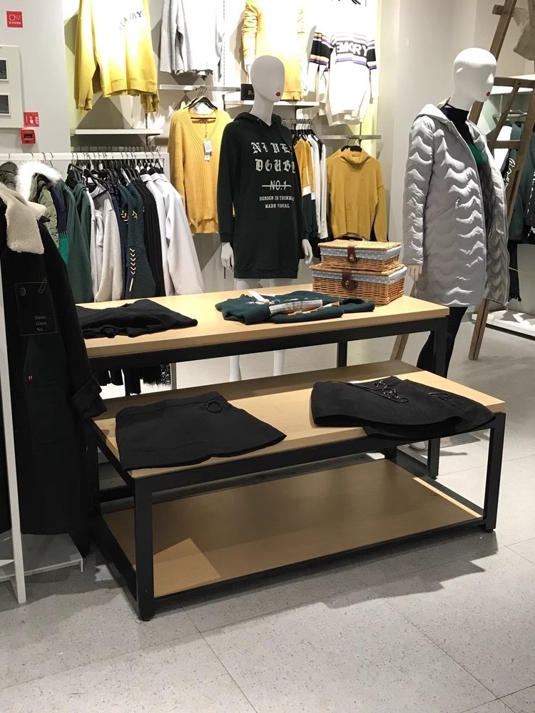 Men's clothing shop display racks in the middle of placing the flow table display table high and low shelves display table