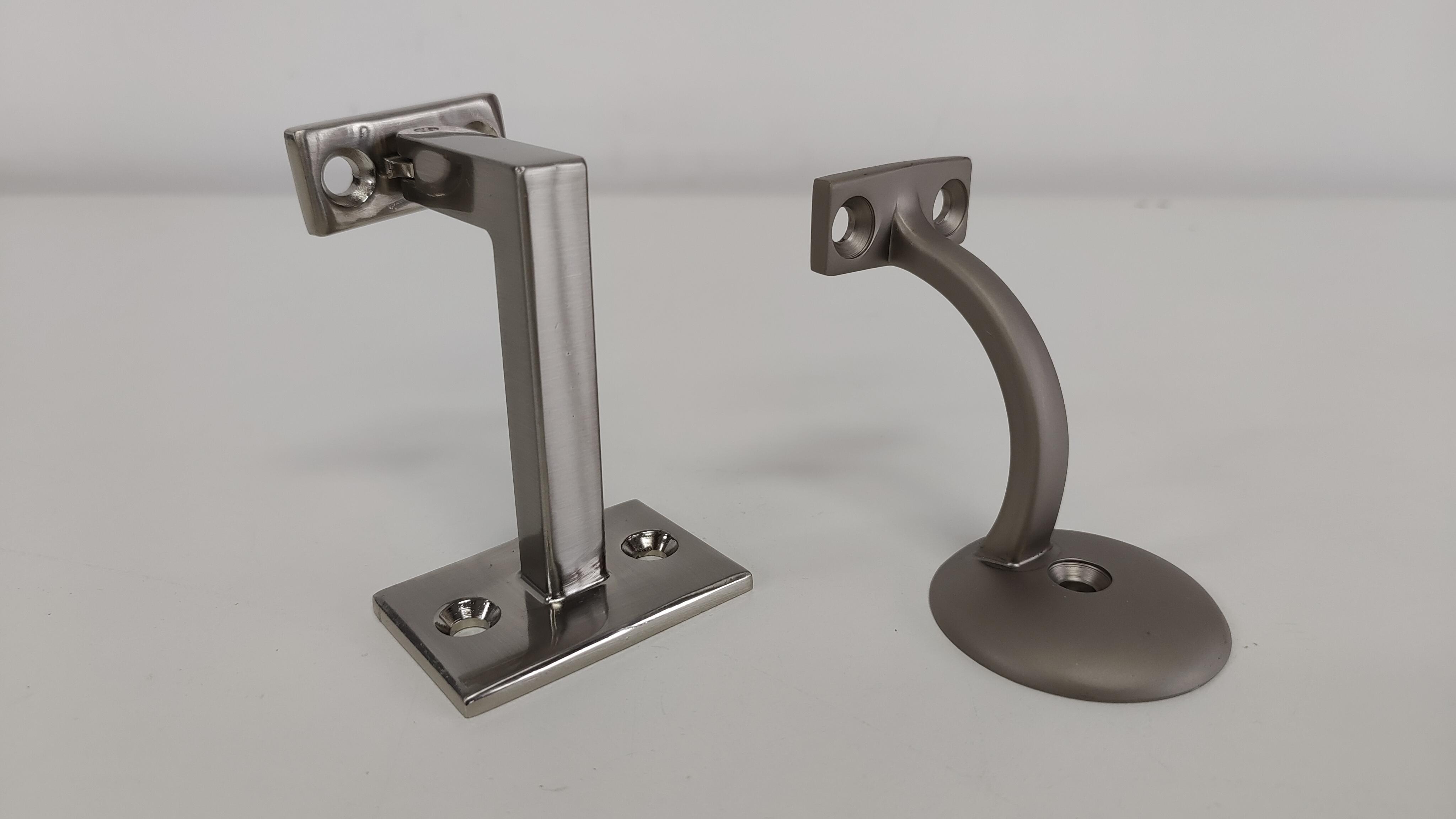 Modern Design Zinc Alloy Satin Black Wall Mount Handrail Bracket for Indoor Staircase Application