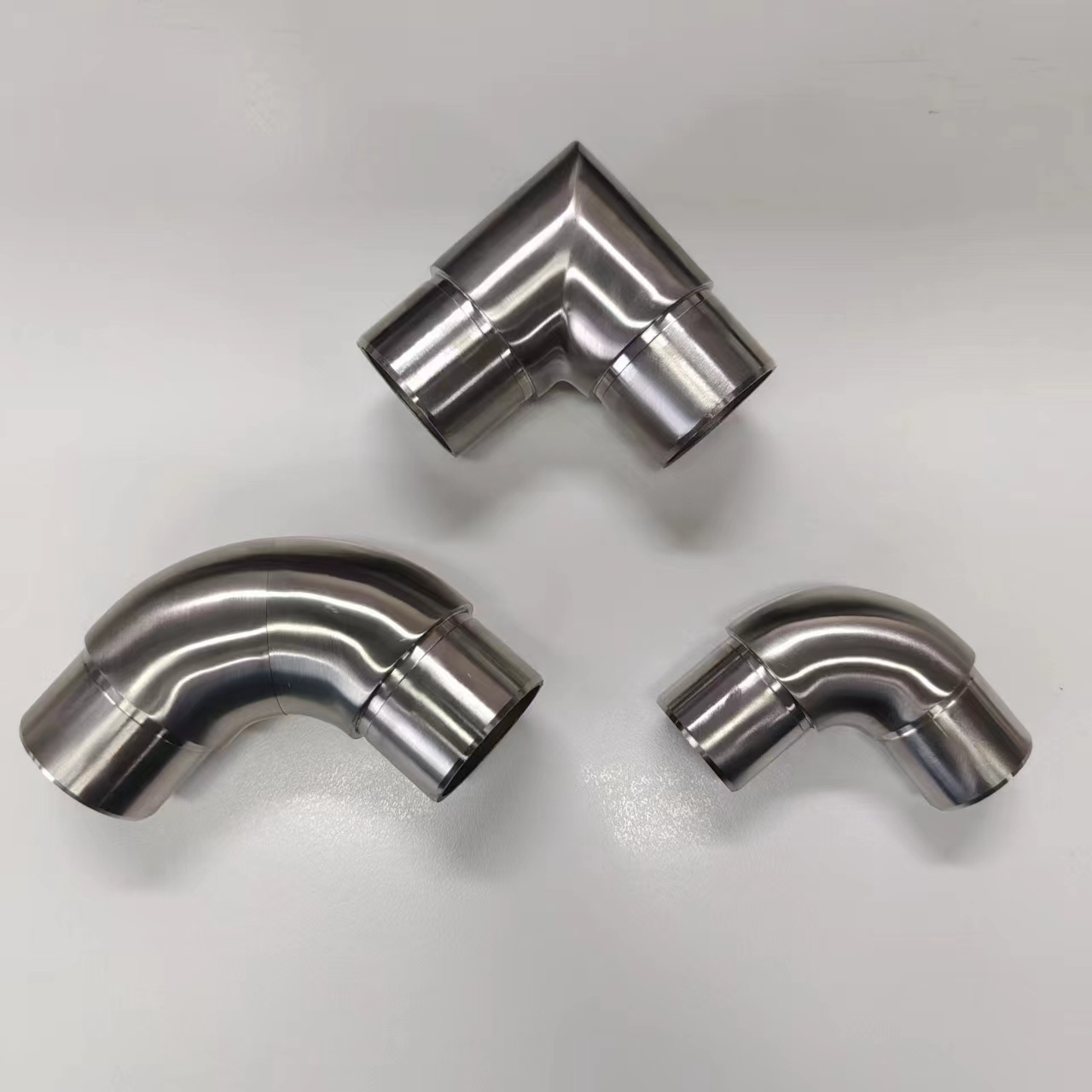 Modern Design Stainless Steel 90 Degree Elbow Pipe Connector Adjustable Indoor Balustrades and Handrail Railing Accessories