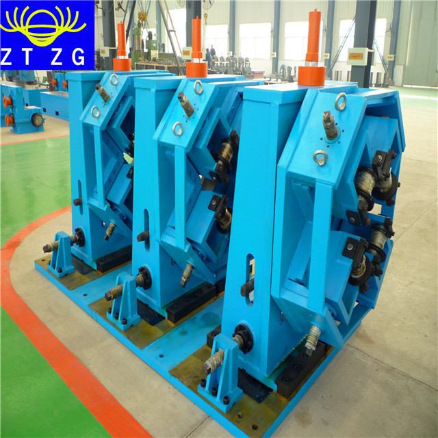 ERW pipe forming mill and flying cutoff machine