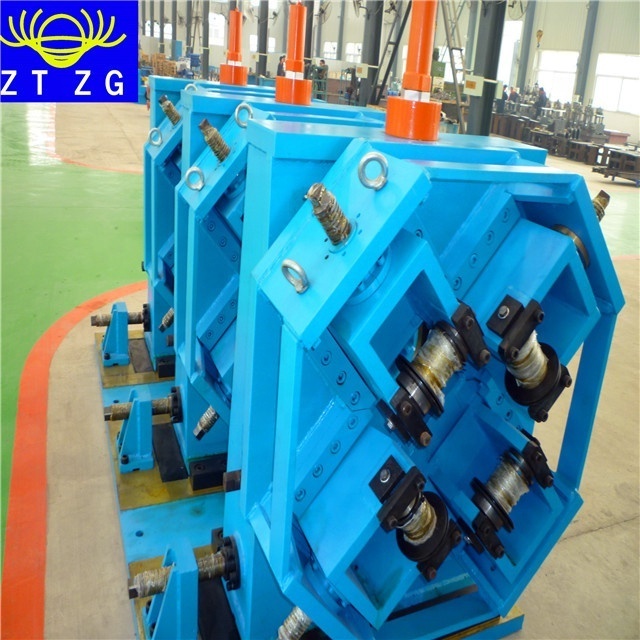 ERW pipe forming mill and flying cutoff machine