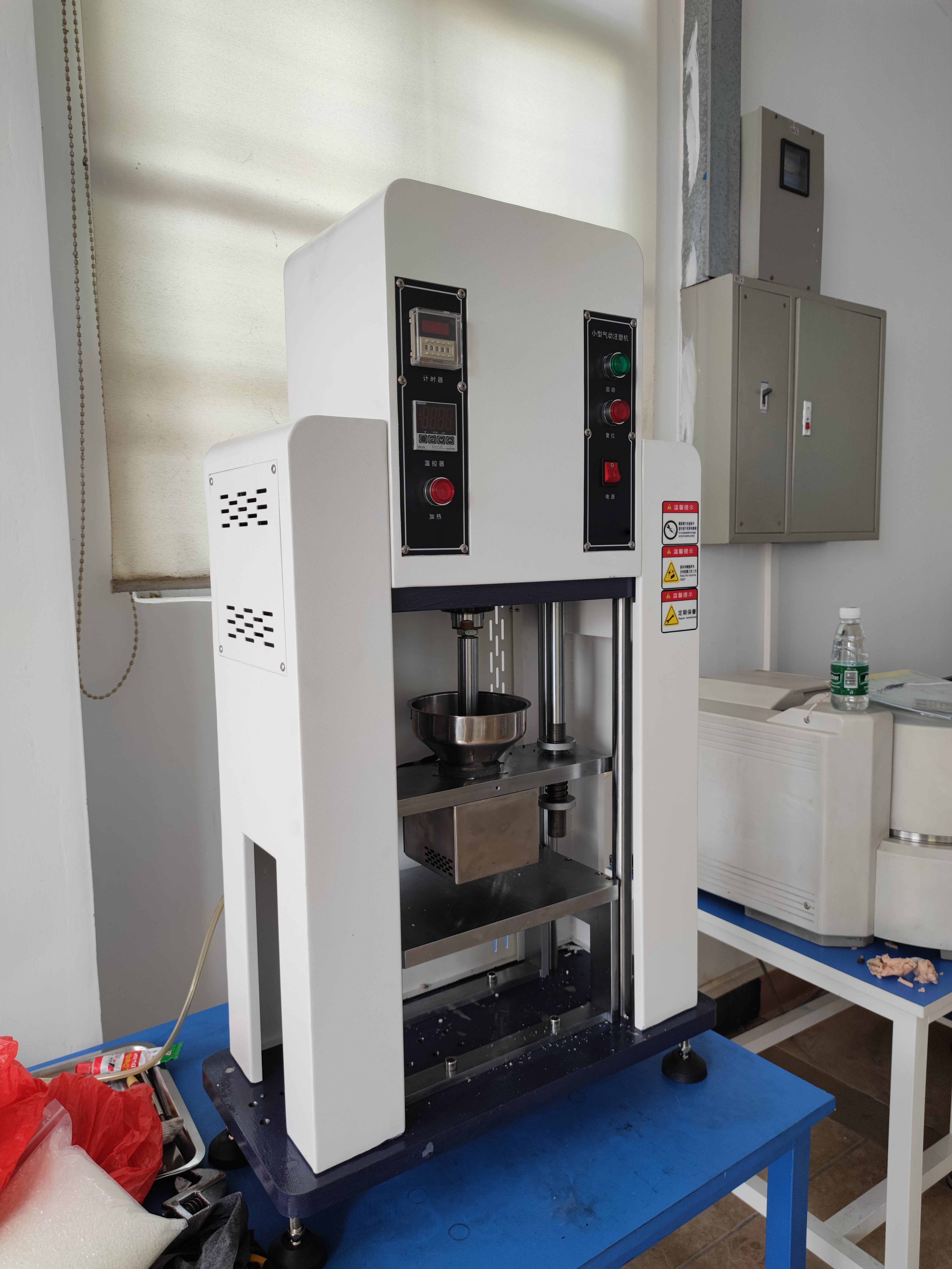 Pneumatic Small Vertical Injection Molding Machine