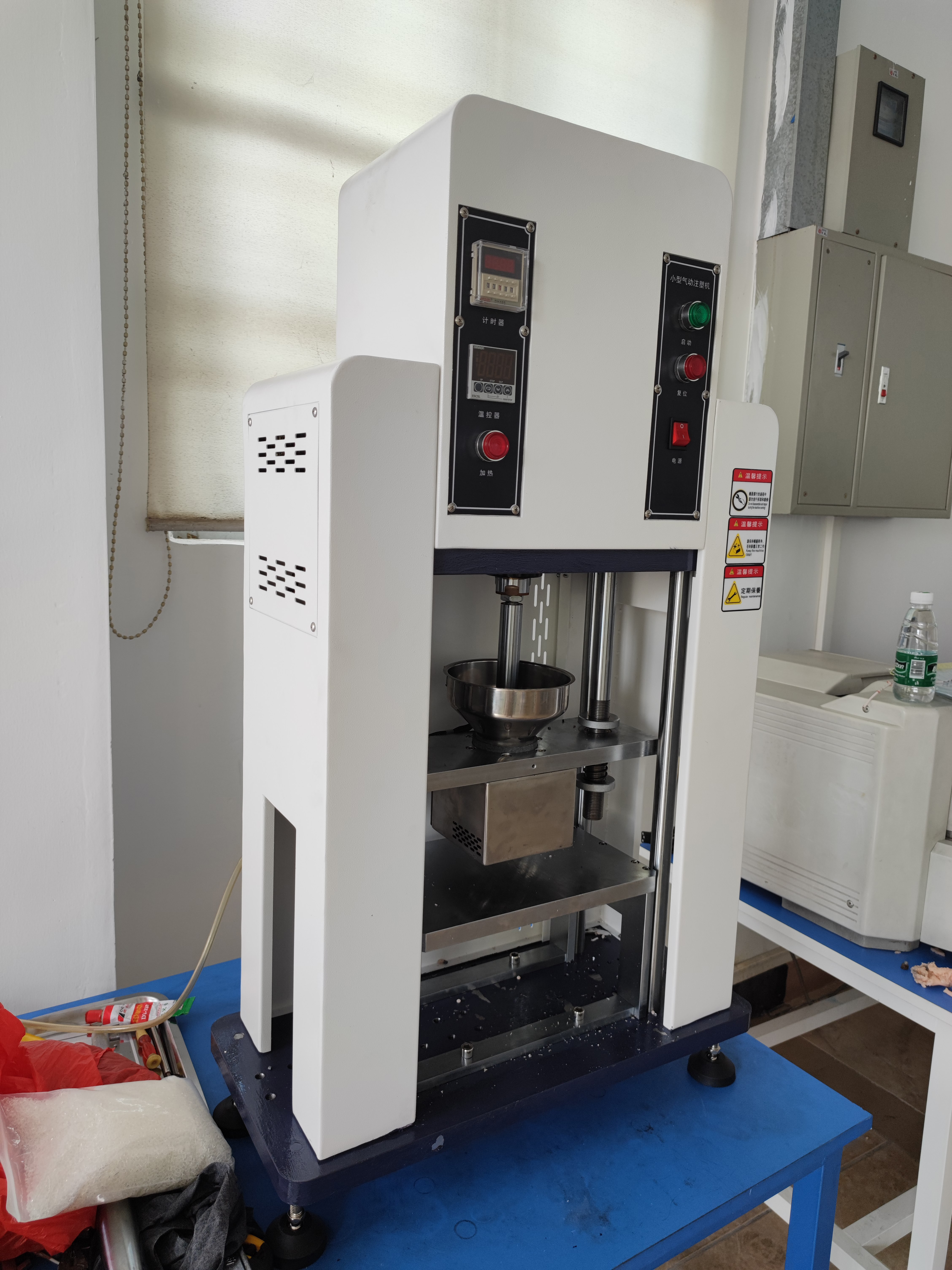 Pneumatic Small Vertical Injection Molding Machine