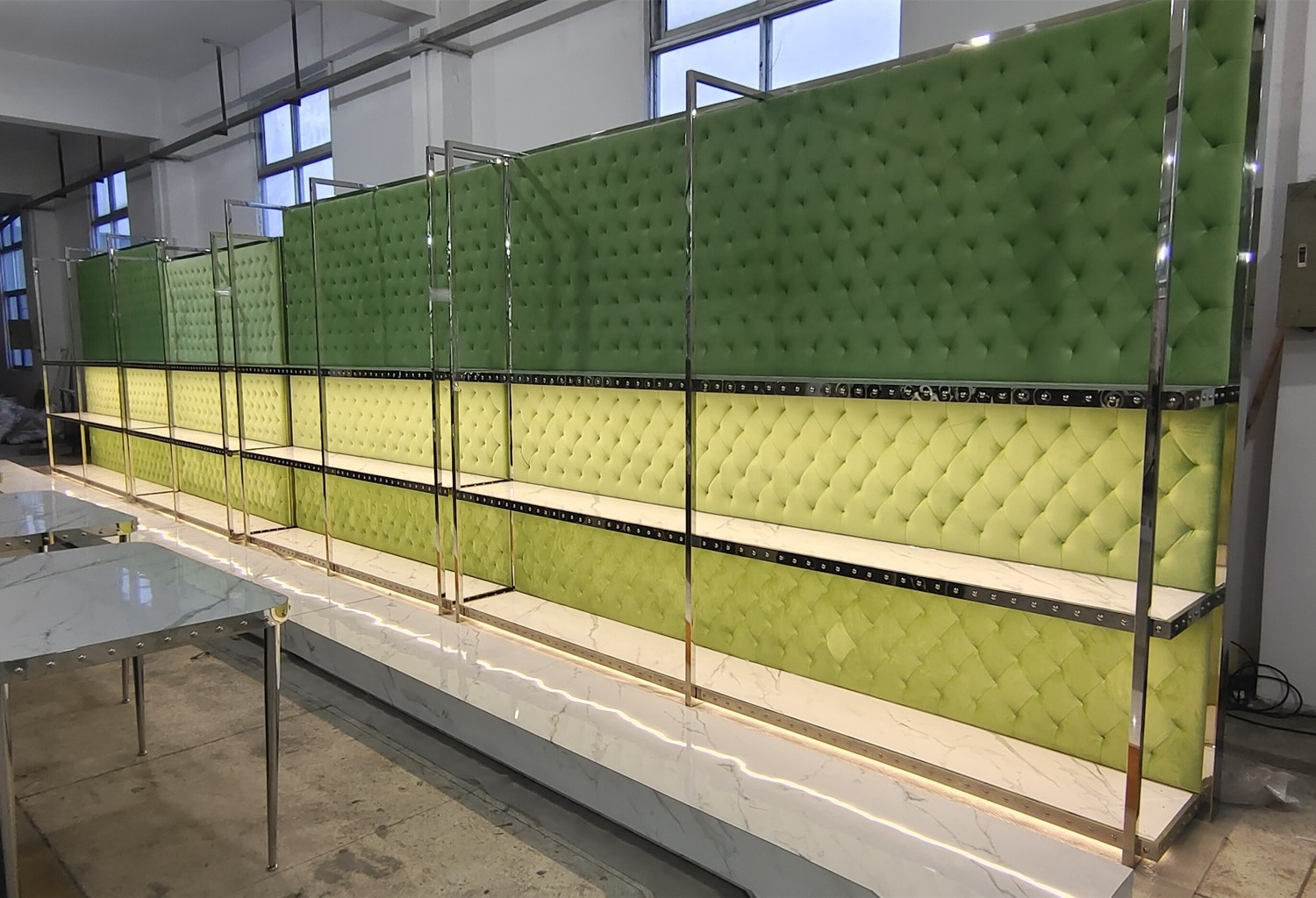 Bespoke High Quality Shoe Wall Display Shelf with Fabric Wrap Backboard for Fashion Store Displays