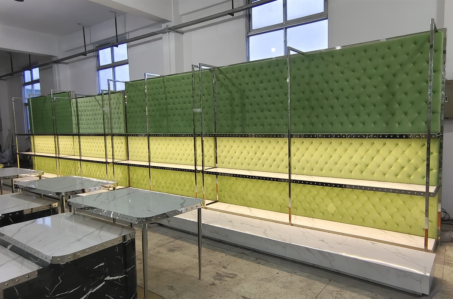 Bespoke High Quality Shoe Wall Display Shelf with Fabric Wrap Backboard for Fashion Store Displays