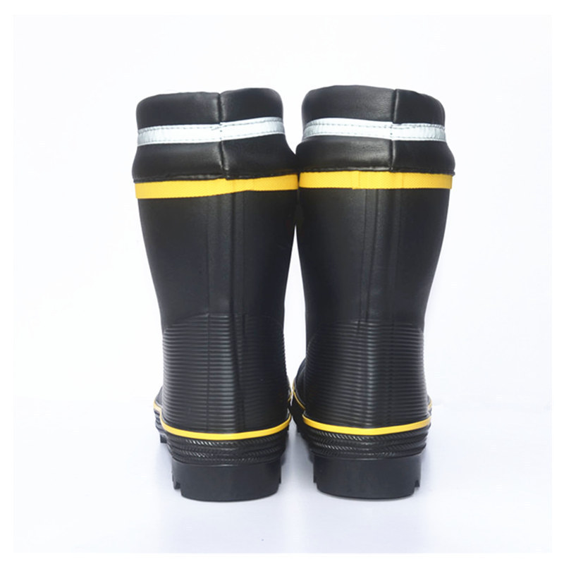 Sturdy non slip PVC wide safety rain boots waterproof nail proof steel toe work boots for man women