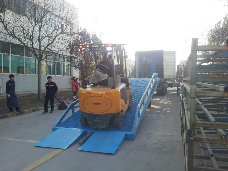 Portable Boarding Bridge For Easy Loading Without Power Supply Hydraulic Loading Ramp For Forklift