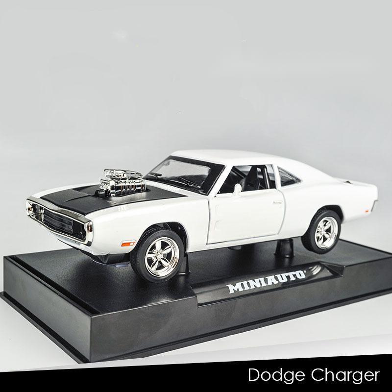 Collection Diecast Car Model Simulation Dodge Charger Toy For Kids Pull Back Alloy Car With Sound/Light Simulation metal car