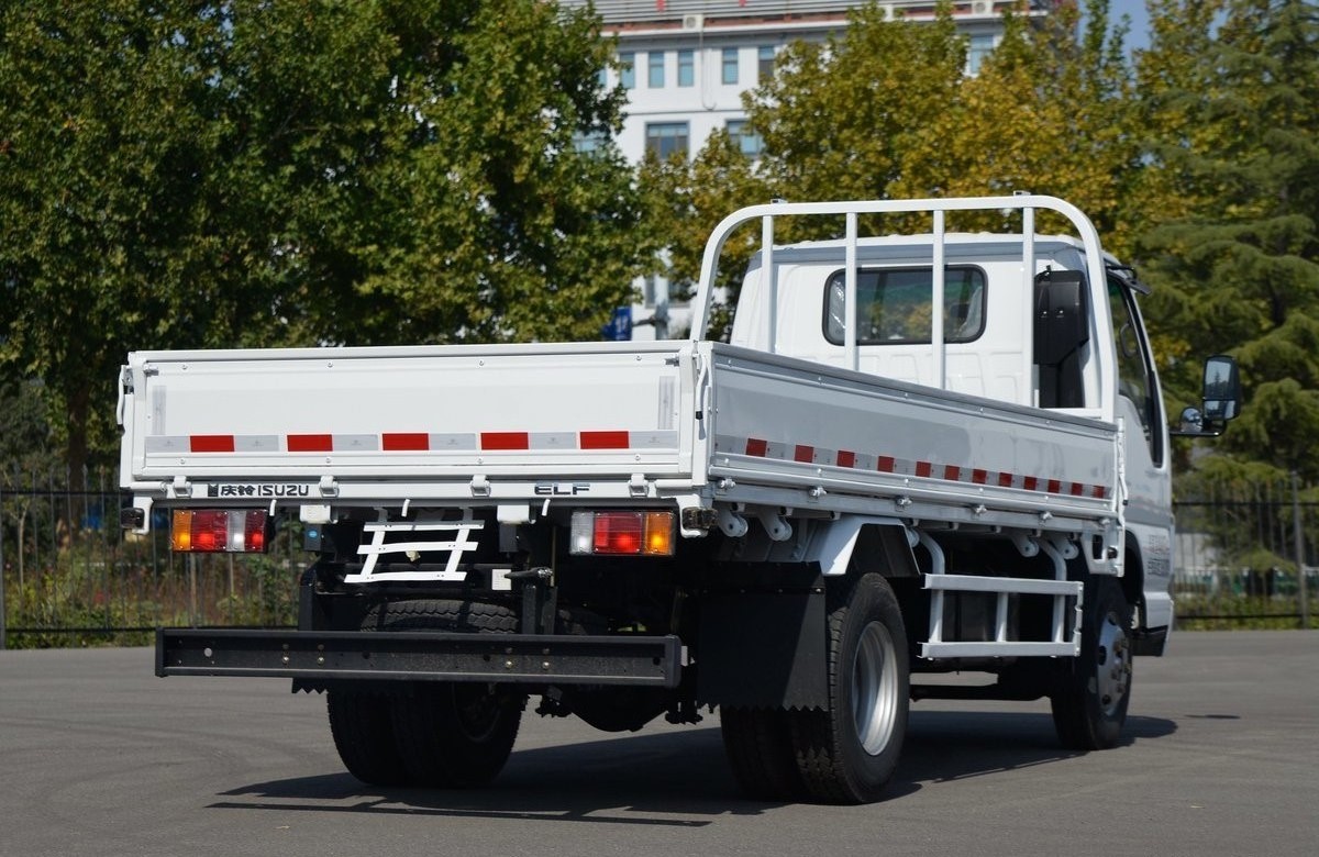 Hot selling low price used Isuzu 100hp 4X2  Light Truck light small cargo truck 3ton made in china