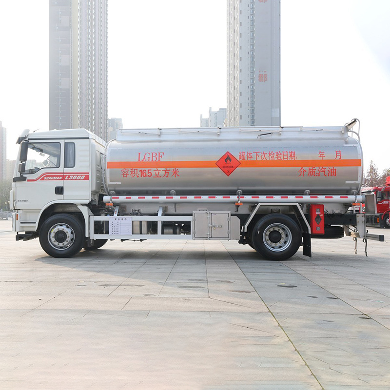 Competitive price high quality 4*2 oil tanker for oil transportation