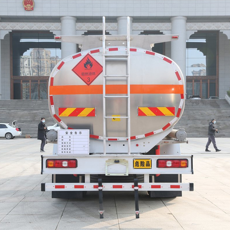 Competitive price high quality 4*2 oil tanker for oil transportation