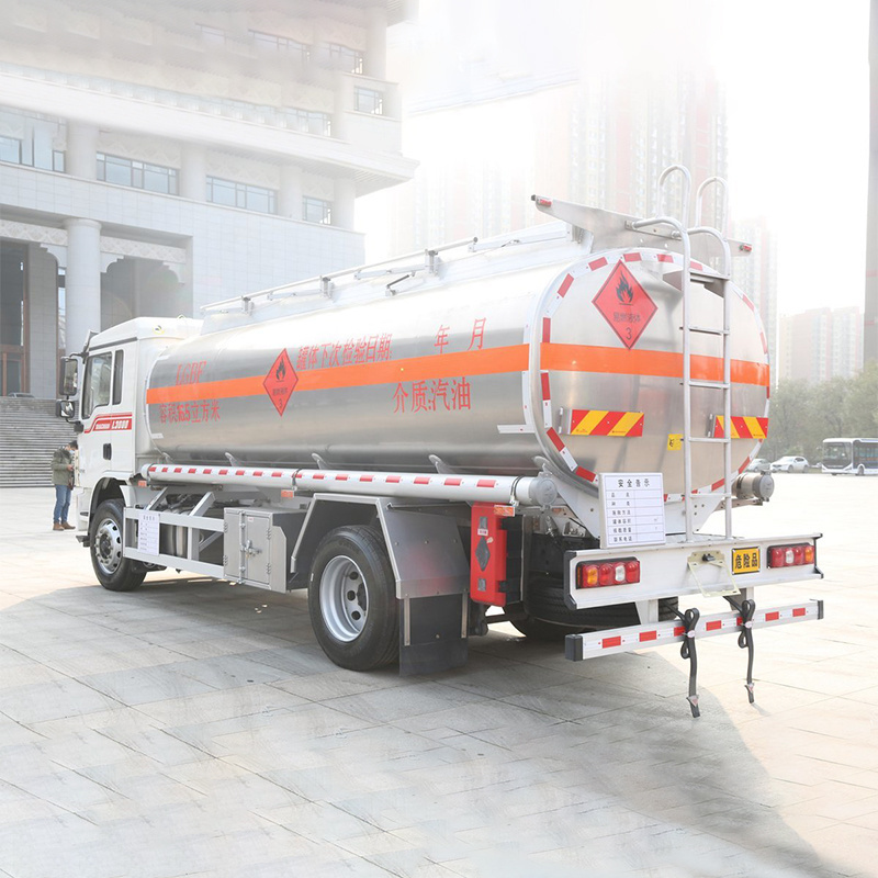 Competitive price high quality 4*2 oil tanker for oil transportation