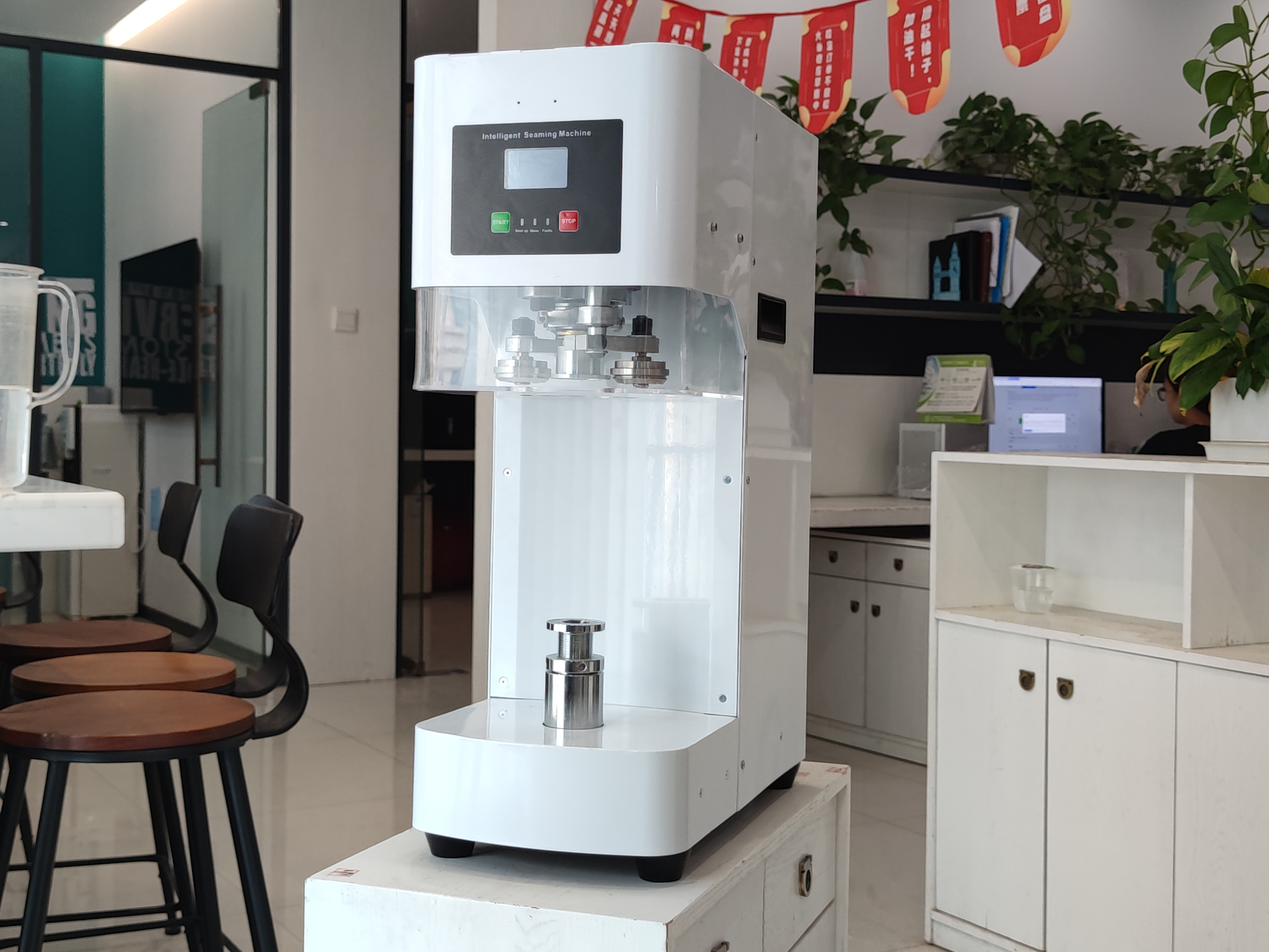 China New Product Automatic Non-rotating Can Sealer Soda Tin Can Seamer Automatic Bubble Tea Can Sealing Machine