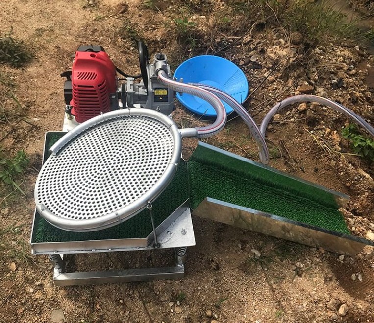 Mini Gold Wash Machine / Mini Portable Sluice Box Gold Panning Machine / Small Gasoline Vibrating Bowl Concentrator