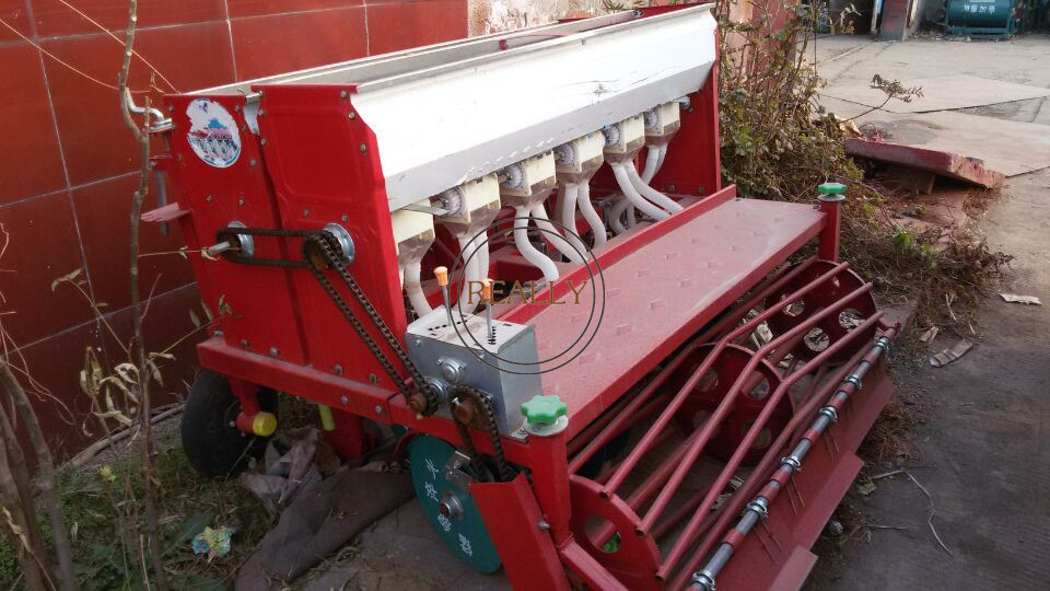 2024 Peanut harvesting machine peanut harvester with good price,picking peanuts making machinery