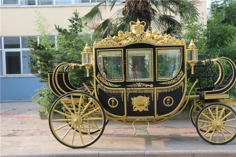 OEM High Quality Golden Marathon Horse Wagon Carriage Cart With Soft Double Seats and Alumina Non-Slip Food Pat