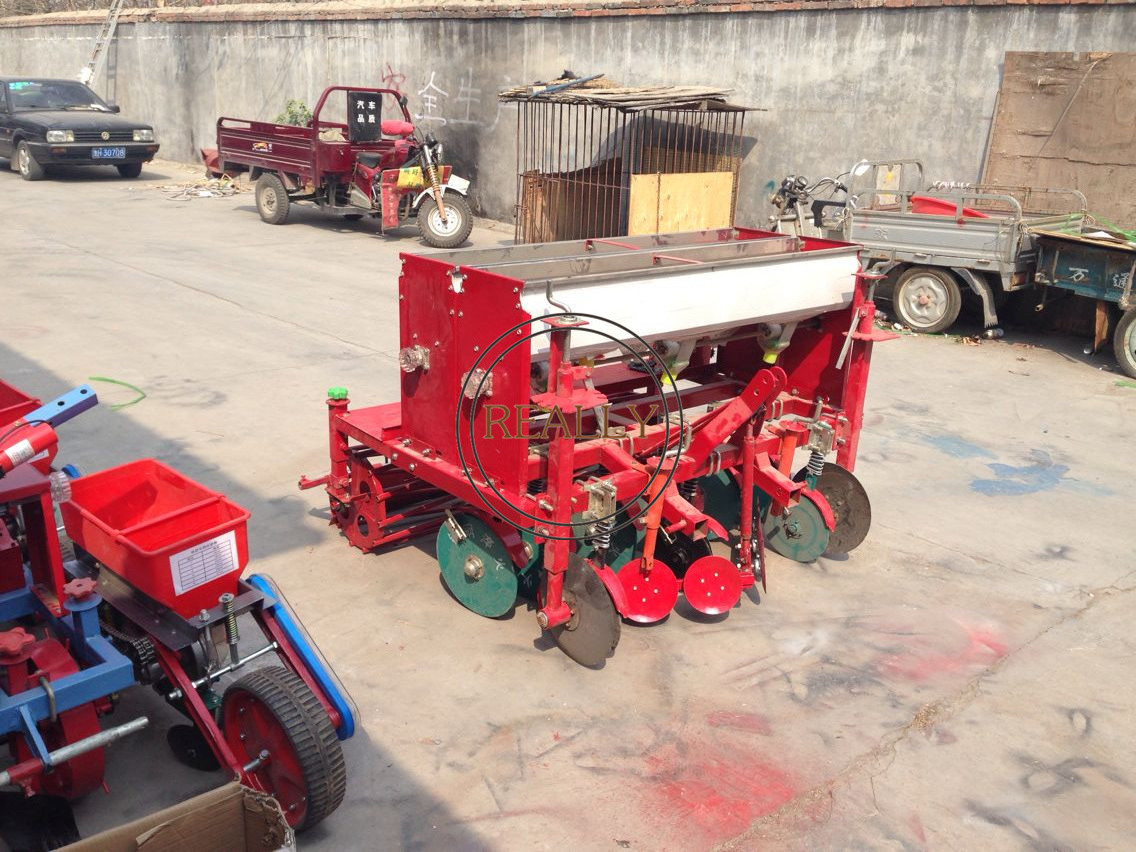 2024 Peanut harvesting machine peanut harvester with good price,picking peanuts making machinery