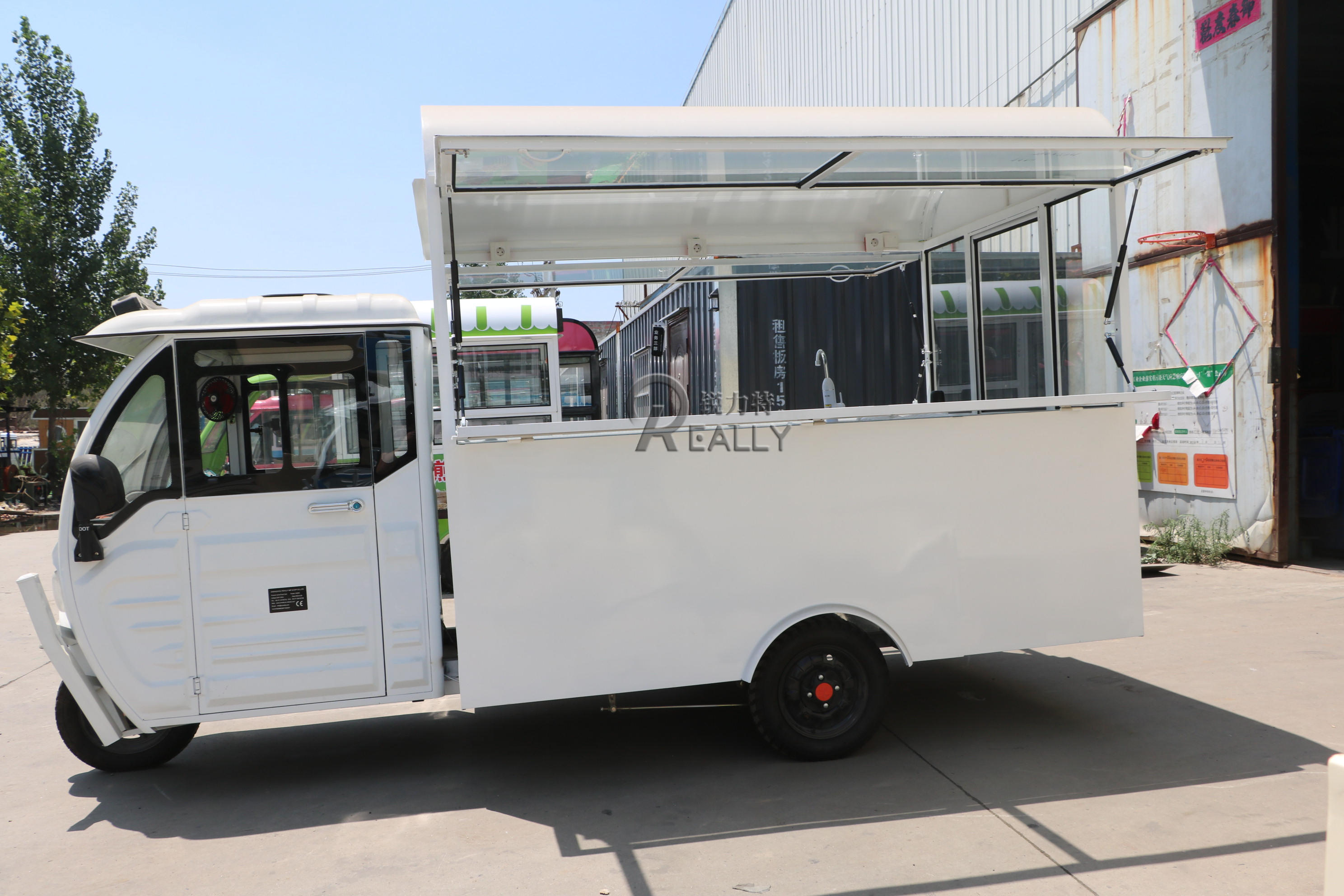 Hot Sale Electric Enclosed Tuk Tuk Electric Tricycle 3 Wheels Big Space Vending Snack Food Cart Mobile Fast Food Truck