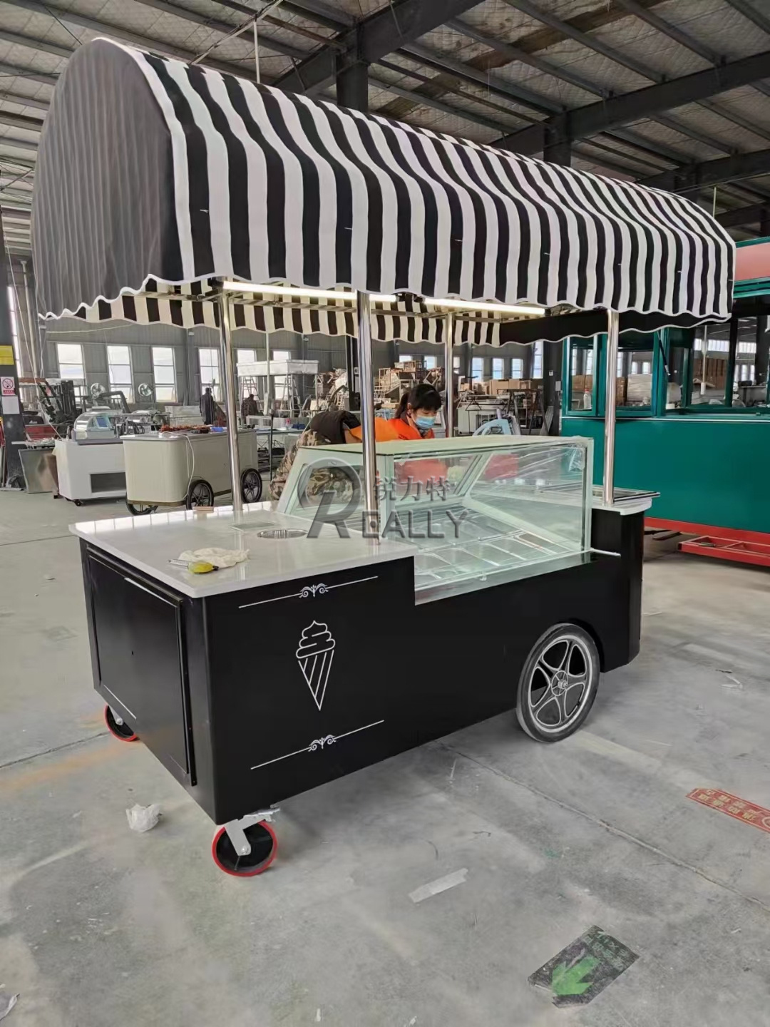 2024 Hot Sale Pizza Oven Ice Cream Tricycle Freezer For Sale Burger Snacks Trolley Cart Ice Cream Food Cart