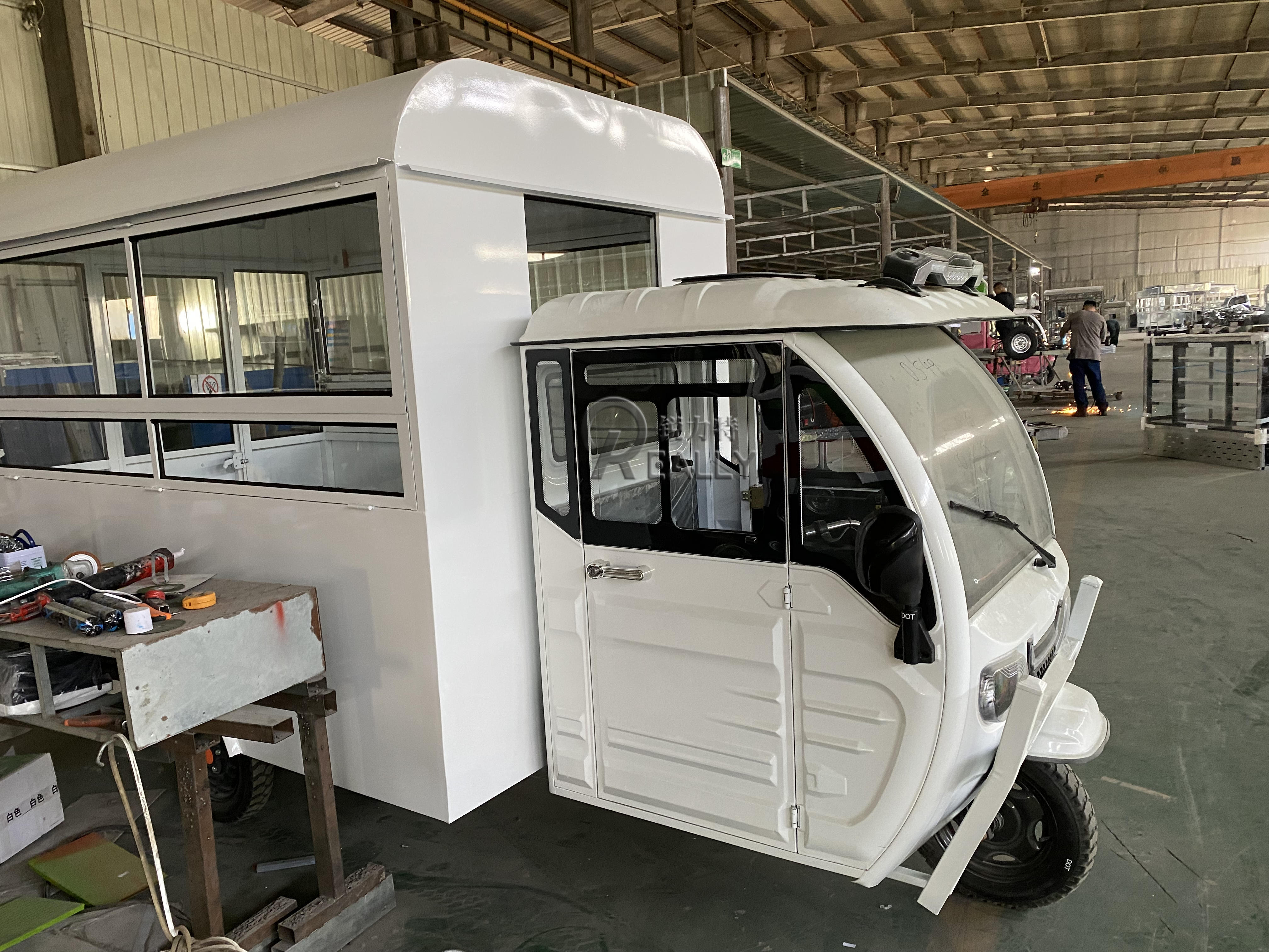 Hot Sale Electric Enclosed Tuk Tuk Electric Tricycle 3 Wheels Big Space Vending Snack Food Cart Mobile Fast Food Truck