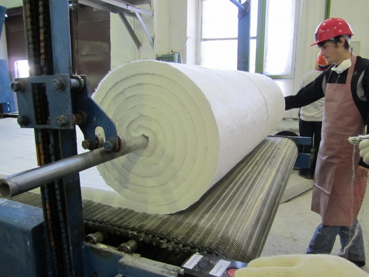 High temperature 1260 C ceramic fiber blanket 128 kg/ m3 Density ceramic wool blanket roll insulation