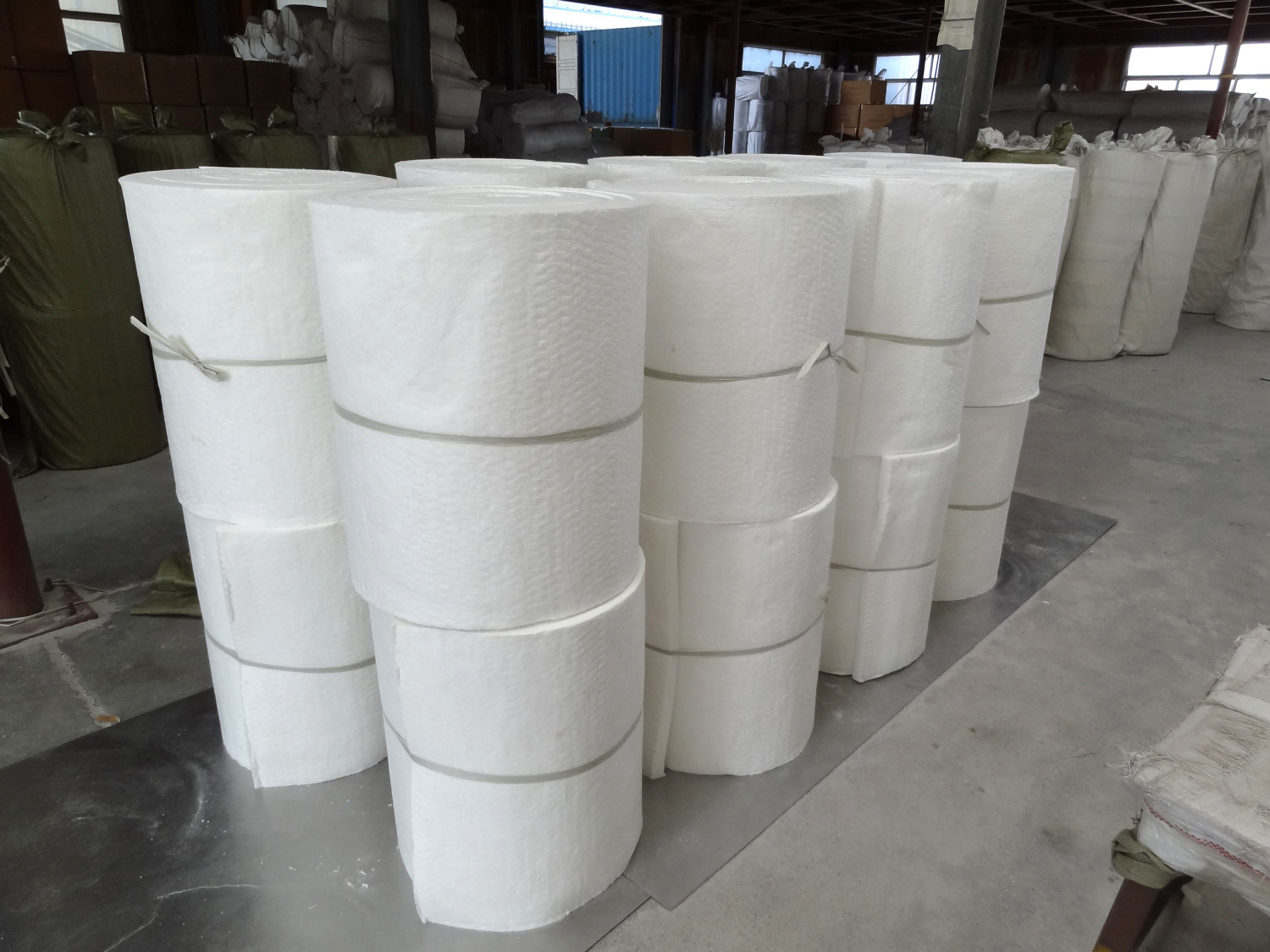 High temperature 1260 C ceramic fiber blanket 128 kg/ m3 Density ceramic wool blanket roll insulation