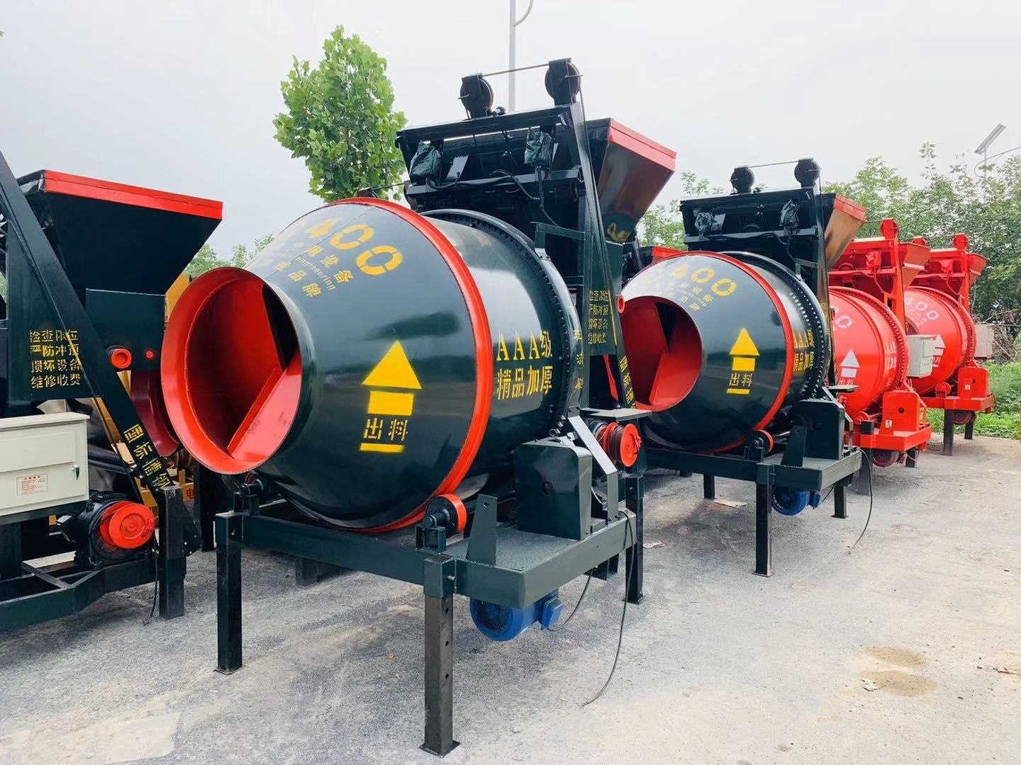 350L  Diesel Concrete Mixer High Efficiency Self Loading Concrete Mixer Diesel Self Lift Cement Mixing Machine