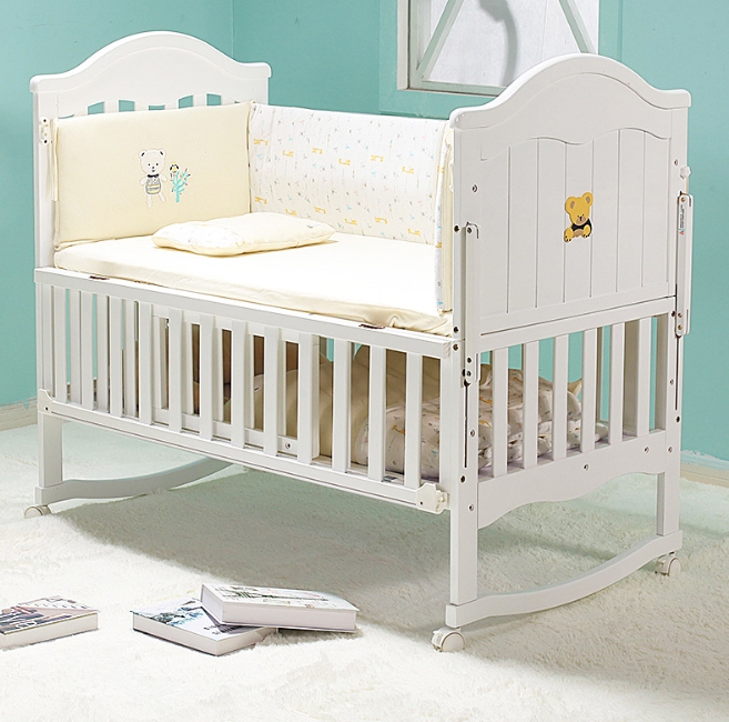 Crib Solid Wood European Crib with Multi-Functional Splicing of Roller to Increase The Baby Bed