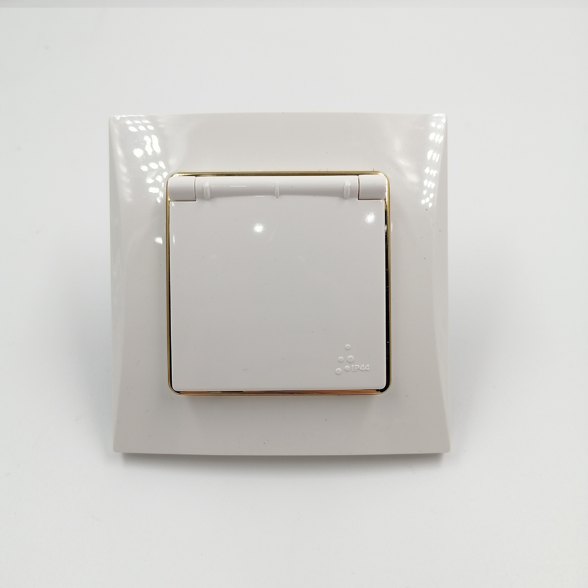 China Electric White Color Luxury Smart European Wall Light Switches Europe